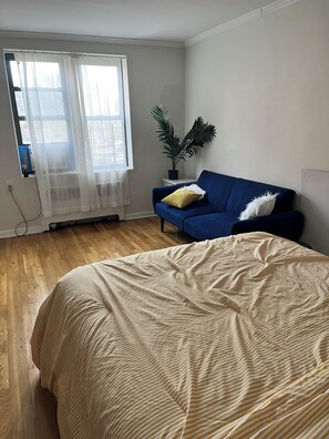 1 bedroom, iron/ironing board, WiFi, bed sheets - Large sunlit 1br in Rego Park, laundry in basement, 5 min walk from train! (Rego Park)