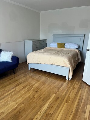 1 bedroom, iron/ironing board, WiFi, bed sheets - Large sunlit 1br in Rego Park, laundry in basement, 5 min walk from train! (Rego Park)