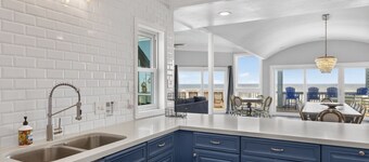 Beachfront with direct Beach Access/Gorgeous Views