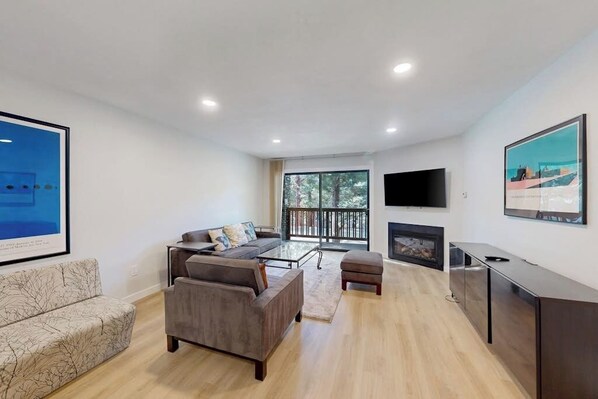 TV, fireplace - Updated Condo within Walking Distance to Ski Lifts, w/Pool, Spa, Sauna Access (Mammoth Lakes)