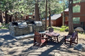 Outdoor dining - Updated Condo within Walking Distance to Ski Lifts, w/Pool, Spa, Sauna Access (Mammoth Lakes)