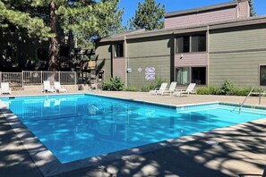 Pool - Updated Condo within Walking Distance to Ski Lifts, w/Pool, Spa, Sauna Access (Mammoth Lakes)