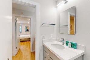 Shower, hair dryer, towels - Updated Condo within Walking Distance to Ski Lifts, w/Pool, Spa, Sauna Access (Mammoth Lakes)