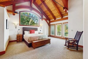 3 bedrooms, iron/ironing board, travel crib, internet - Beautiful lakefront lodge w/ views, private beach access, & large deck (Sagle)