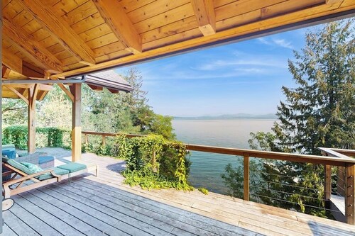 Beautiful lakefront lodge w/ views, private beach access, & large deck