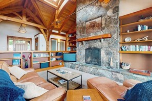 TV, DVD player, table tennis, books - Beautiful lakefront lodge w/ views, private beach access, & large deck (Sagle)