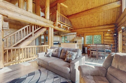 Remodeled log home on Schweitzer Mountain w/ private hot tub - 1/2 mile to lifts