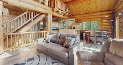 Remodeled log home on Schweitzer Mountain w/ private hot tub - 1/2 mile to lifts
