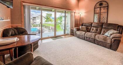 Waterfront condo w/ complimentary boat slip, shared pool, & sports courts