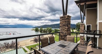 Lakefront penthouse w/ views of the lake & shared dock/pool/hot tub