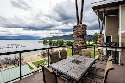Lakefront penthouse w/ views of the lake & shared dock/pool/hot tub