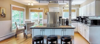Waterfront condo - just minutes from downtown Sandpoint w/ a free boat slip