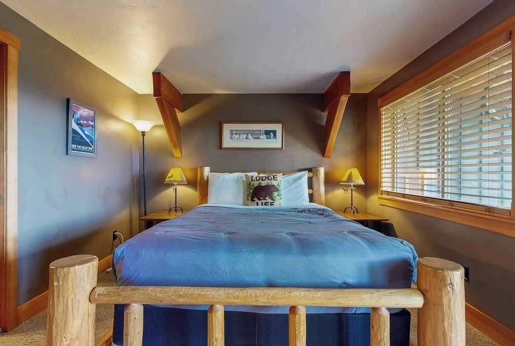 4 bedrooms, desk, iron/ironing board, internet