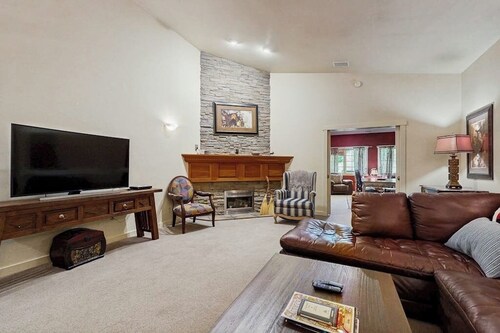 Spacious & inviting home near town with jetted tub, gas fireplace & WiFi