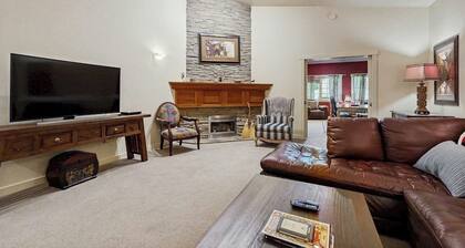 Spacious & inviting home near town with jetted tub, gas fireplace & WiFi