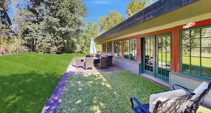 Spacious & inviting home near town with jetted tub, gas fireplace & WiFi