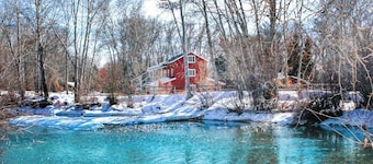 Spacious & inviting home near town with jetted tub, gas fireplace & WiFi