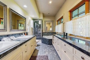 Shower, hair dryer, towels - Spacious & inviting home near town with jetted tub, gas fireplace & WiFi (Bellevue)