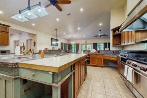Fridge, microwave, oven, stovetop - Spacious & inviting home near town with jetted tub, gas fireplace & WiFi (Bellevue)