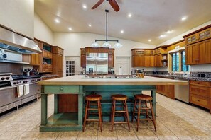 Fridge, microwave, oven, stovetop - Spacious & inviting home near town with jetted tub, gas fireplace & WiFi (Bellevue)