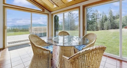 Family-friendly lake home with sunroom/private deck/hot tub + Netflix/free WiFi