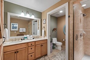 Shower, hair dryer, towels - Lake view condo with WiFi, balcony, fireplace, & shared pool/hot tub/grills (Sandpoint)