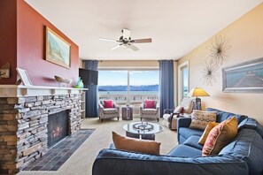 TV, fireplace, books - Lake view condo with WiFi, balcony, fireplace, & shared pool/hot tub/grills (Sandpoint)