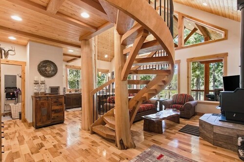 Stunning mountain cabin with lake view, firepit, grill, patio & washer/dryer
