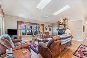 TV, fireplace, books - Waterfront hideaway with views, private dock on Pend Oreille River, kayaks & W/D (Sagle)