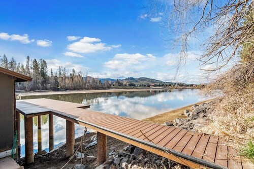 Waterfront hideaway with views, private dock on Pend Oreille River, kayaks & W/D