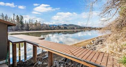 Waterfront hideaway with views, private dock on Pend Oreille River, kayaks & W/D