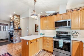 Fridge, microwave, oven, stovetop - Waterfront hideaway with views, private dock on Pend Oreille River, kayaks & W/D (Sagle)