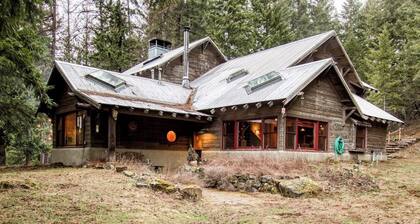Rustic woodland home with hot tub, patios & fireplaces - near lake access