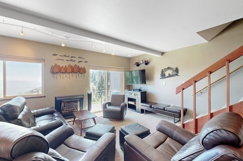 Cozy mountain condo with beautiful ski view - Ski In/Ski Out