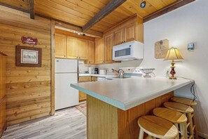Fridge, microwave, oven, stovetop - Convenient Studio, Walking Distance to Sun Valley Lake - Shopping, Skiing Nearby (Sun Valley)