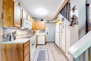 Fridge, microwave, oven, stovetop - Mountain studio & loft with fireplace, near skiing & trails (Sun Valley)