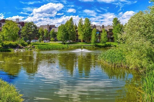 Welcoming Condo with Shared Pools, Hot Tub, Sauna, & Tennis