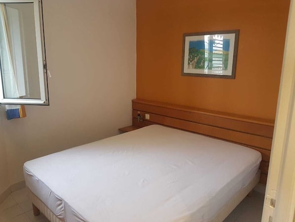 Tabla de planchar con plancha, wifi y ropa de cama