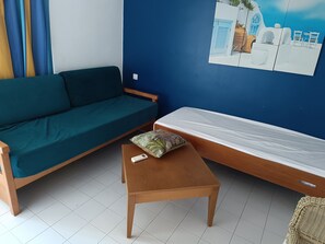 Tabla de planchar con plancha, wifi y ropa de cama
