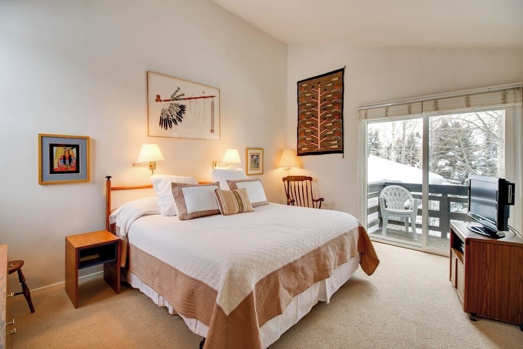 5 bedrooms, iron/ironing board, WiFi (free), bed sheets