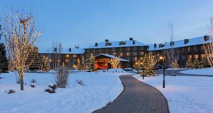 Cozy Condo w/ Free WiFi, Heated Pool & Tennis - Close to Skiing