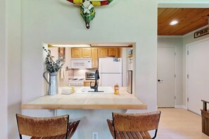 Fridge, microwave, oven, stovetop - Cute Studio with Lots of Space, WiFi, Close to Skiing (Sun Valley)