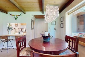 Dining - Cute Studio with Lots of Space, WiFi, Close to Skiing (Sun Valley)