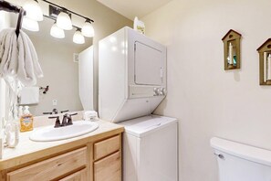 Shower, towels - Cute Studio with Lots of Space, WiFi, Close to Skiing (Sun Valley)