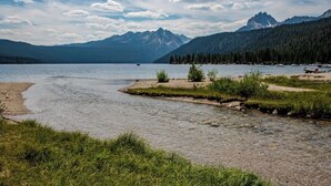 Un río serpentea por un paisaje natural con montañas al fondo.
