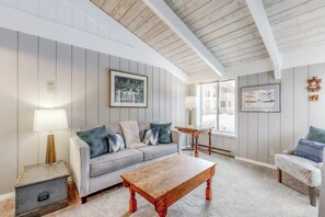 A living room with a sofa, a wooden coffee table, a lamp, and a bench. - Close to Sun Valley Resort w/ access pass to resort amenities (Sun Valley)