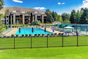 A hotel with a swimming pool, lounge chairs, and a mountain backdrop. - Close to Sun Valley Resort w/ access pass to resort amenities (Sun Valley)