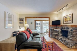 TV, fireplace
