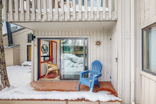 Mountain-view studio with patio - walk to Bald Mountain chairlifts