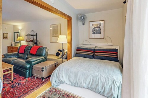 Mountain-view studio with patio - walk to Bald Mountain chairlifts